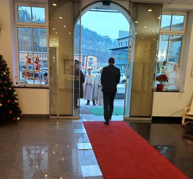 Župan dr. Tomaž Rožen sprejel ravenske kolednike